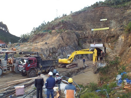 Dồn sức đào 2 ngách hầm hướng về phía 12 công nhân mắc kẹt