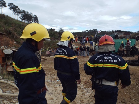 Hình ảnh ngày thứ 3 cứu hộ 12 công nhân mắc kẹt trong hầm sập