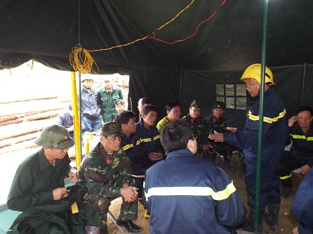 Hình ảnh ngày thứ 3 cứu hộ 12 công nhân mắc kẹt trong hầm sập