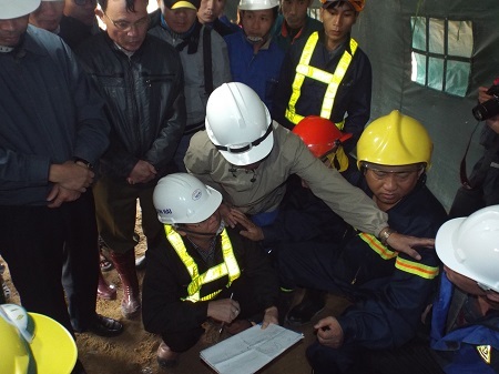 Hình ảnh ngày thứ 3 cứu hộ 12 công nhân mắc kẹt trong hầm sập