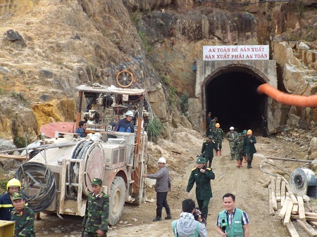 Hình ảnh ngày thứ 3 cứu hộ 12 công nhân mắc kẹt trong hầm sập