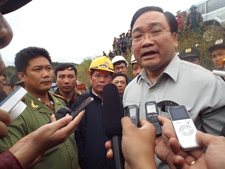 Phó Thủ tướng Hoàng Trung Hải với báo chí tại hiện trường - Ảnh: Viết Hảo