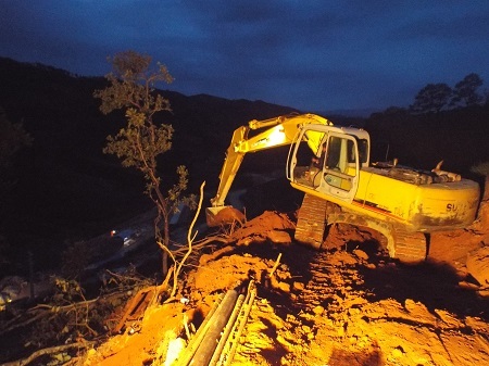 Công nhân sẵn sàng cho công việc cứu hộ xuyên đêm 18/12 (Ảnh: Viết Hảo)