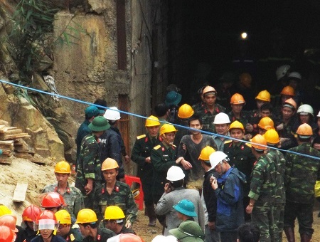 Những nạn nhân đầu tiên được công binh đưa ra ngoài cửa hầm.