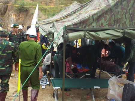Cấp cứu công nhân bị nạn ở trại dã chiến sau khi đưa ra ngoài - Ảnh: Viết Hảo