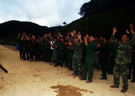 Các chiến sỹ công binh ăn mừng chiến công sau khi giải cứu thành công 12 công nhân