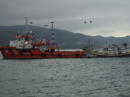 Vào khoảng 8h30 ngày 24/12, tàu cá Trung Quốc được lai dắt vào phía ngoài Cảng Nha Trang.