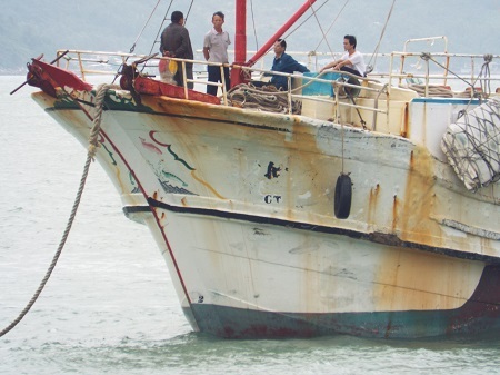 Trên tàu cá Trung Quốc có 6 ngư dân.