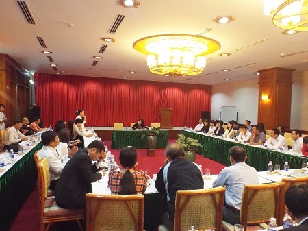 Du khách Nga nghỉ mát tại Nha Trang - Ảnh: Viết Hả