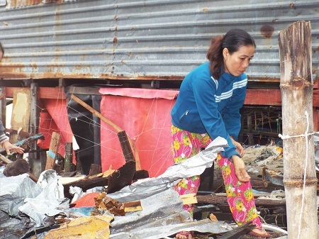 Chị Cao Thị Lệ (38 tuổi), người có nhà bị sập, mất hết tài sản.