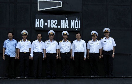 Chủ tịch nước thăm và làm việc với các đơn vị Hải quân tại Cam Ranh - 6 Chủ tịch nước chụp ảnh lưu niệm với cán bộ, chiến sĩ Tàu ngầm HQ - 182 Hà Nội.