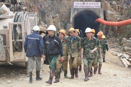 Những công binh ra khỏi hầm sau khi giải cứu được 12 nạn nhân.
