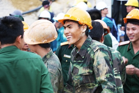 Nụ cười chiến thắng của công binh Việt Nam 
