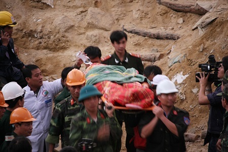 Công binh cáng nạn nhân trong tình hình rất khẩn trương...