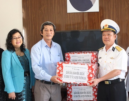 Tặng quà Tết cho huyện Trường Sa, chiều 29/12