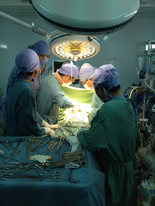 Phẫu thuật thành công hàng loạt ca bệnh tim, mạch phức tạp - 1 Một ca phẫu thuật tim tại bệnh viện Đa khoa tỉnh Khánh Hòa