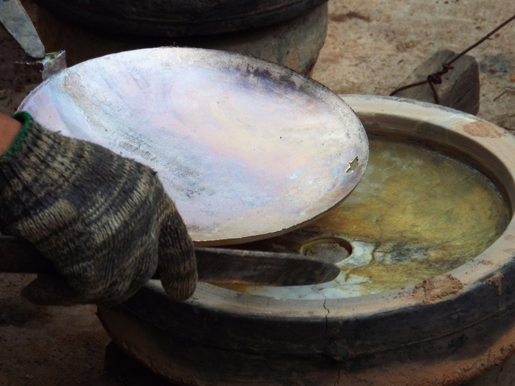 Ít phút sau khi rót đồng vào, một sản phẩm được đúc thành
công.