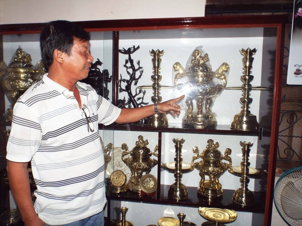 Ít phút sau khi rót đồng vào, một sản phẩm được đúc thành
công.