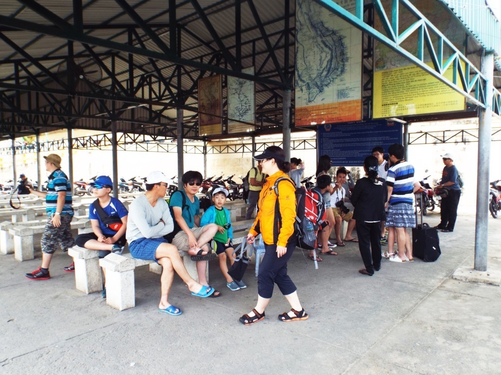 Du khách đợi lên tàu để tham quan các đảo trên Vịnh Nha Trang.