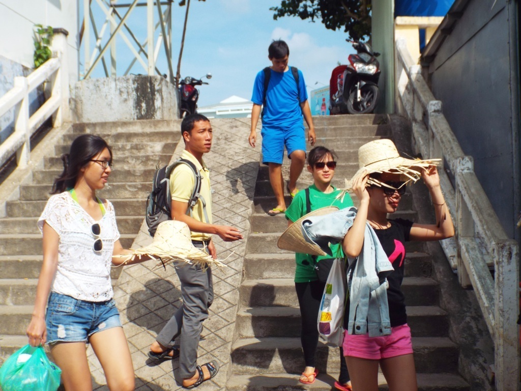 Đến trưa 1/1, lượng khách đến bến tàu du lịch Cầu Đá, Nha Trang mới bắt đầu tăng nhẹ.