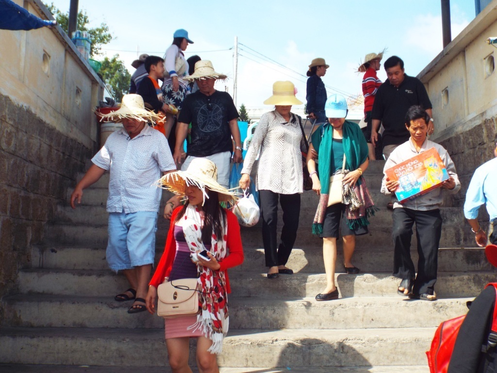 Đến trưa 1/1, lượng khách đến bến tàu du lịch Cầu Đá, Nha Trang mới bắt đầu tăng nhẹ.