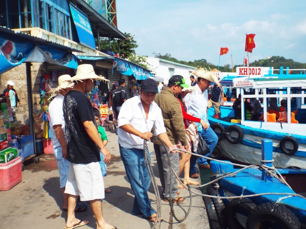 Ngày đầu kỳ nghỉ Tết Dương lịch năm nay, lượng khách tham quan Vịnh Nha Trang không bằng mọi năm.