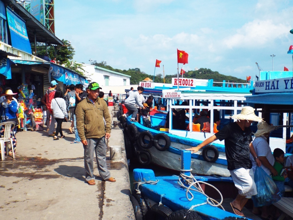Ngày đầu kỳ nghỉ Tết Dương lịch năm nay, lượng khách tham quan Vịnh Nha Trang không bằng mọi năm.