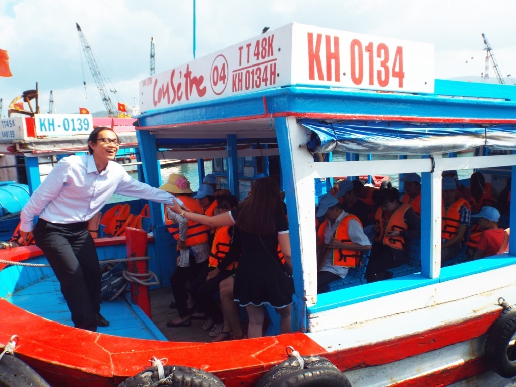 Lâu lâu mới có một tàu du lịch xuất bến.