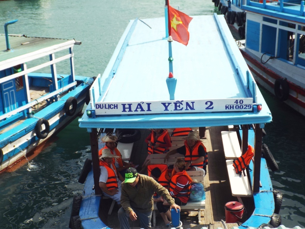 Lâu lâu mới có một tàu du lịch xuất bến.