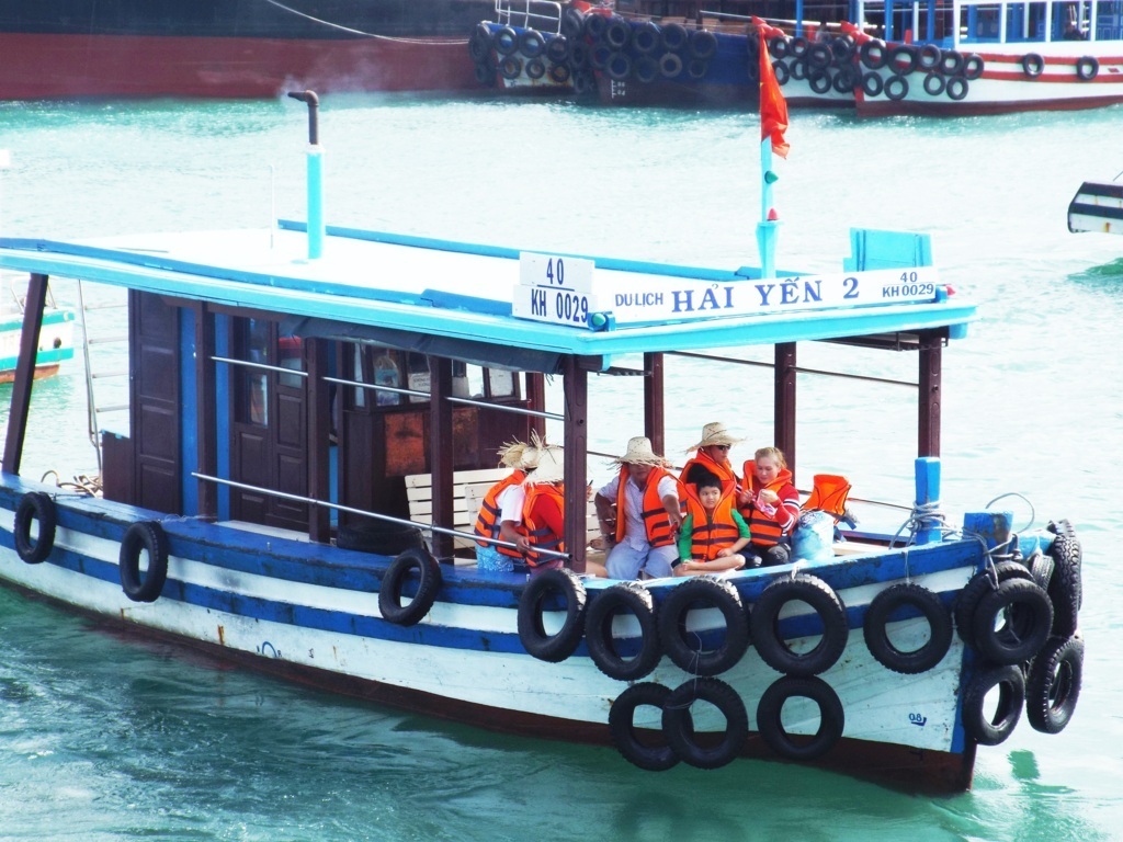 Một tàu du lịch xuất bến nhưng rất ít khách.