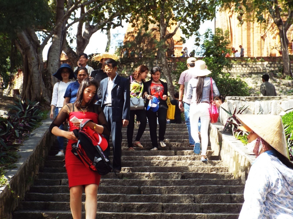 Du khách tham quan tháp bà Ponagar Nha Trang trưa 1/1/2015.