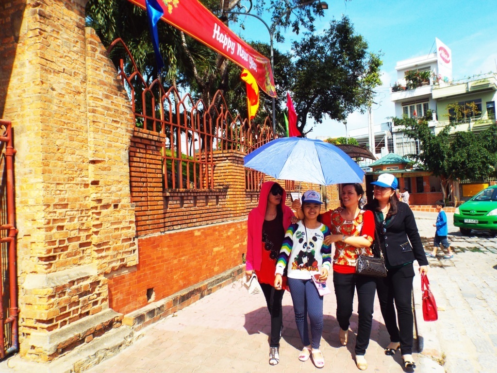 Du khách tham quan tháp bà Ponagar Nha Trang trưa 1/1/2015.