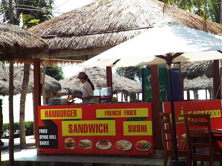 Một con đường nhỏ từ trên đồi dẫn đến bãi biển Dốc Lết.