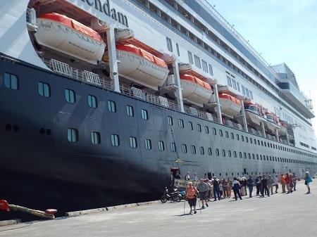 Du khách háo hức thăm thành phố biển Nha Trang xinh đẹp.