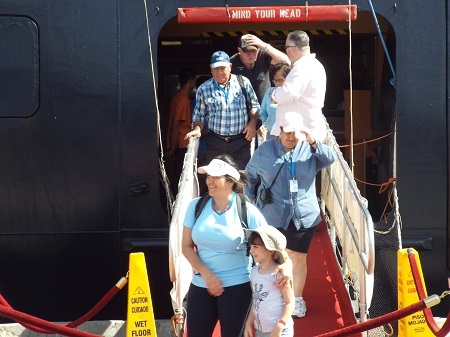 Du khách háo hức thăm thành phố biển Nha Trang xinh đẹp.