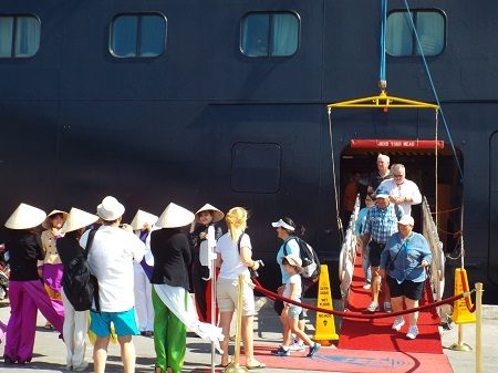 Du khách háo hức thăm thành phố biển Nha Trang xinh đẹp.