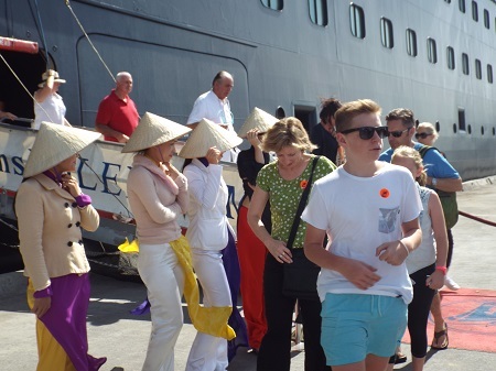 Du khách háo hức thăm thành phố biển Nha Trang xinh đẹp.