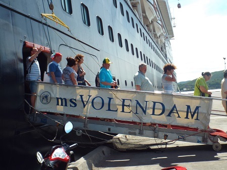 Tàu VOLENDAM đưa 1.370 hành khách quốc tế thăm Nha Trang.