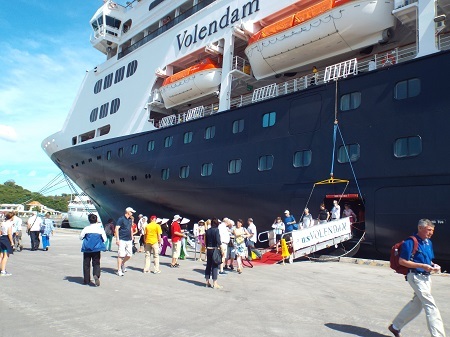 Tàu VOLENDAM đưa 1.370 hành khách quốc tế thăm Nha Trang.