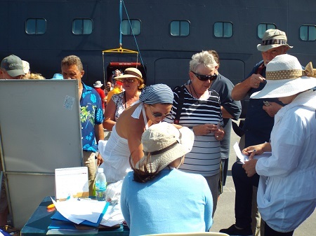 Du khách sau khi xuống tàu đã lên xe về thăm thành phố biển Nha Trang.