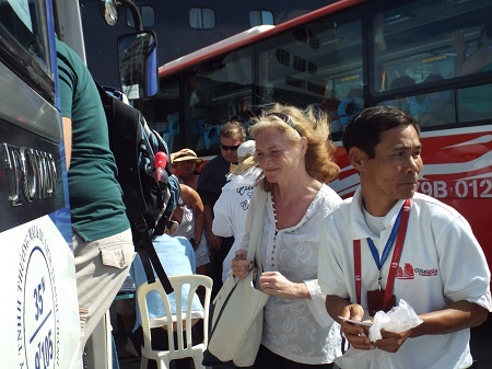 Du khách sau khi xuống tàu đã lên xe về thăm thành phố biển Nha Trang.