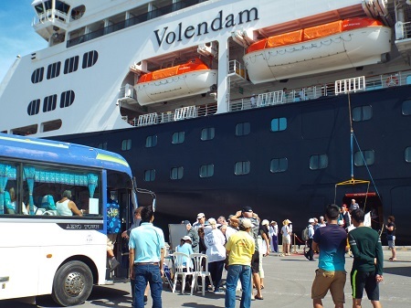 Du khách sau khi xuống tàu đã lên xe về thăm thành phố biển Nha Trang.