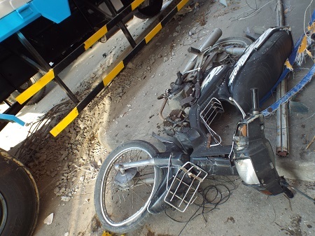 Xe máy bị đè bẹp, hư hỏng nặng.