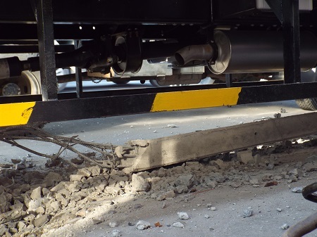 Một trụ điện nhỏ cũng bị tông gãy và bị đè dưới gầm.