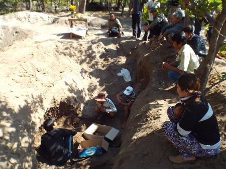 Gia đình ông Xê cho biết liên tiếp phát hiện hài cốt chôn dày đặc trong vườn nhà của mình