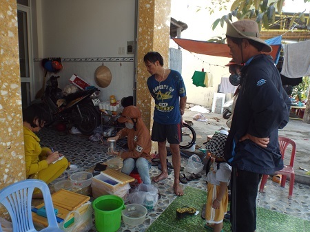 Một điểm tu mua tôm hùm con ở Hòn Rớ, Nha Trang.