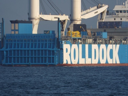 Phía trong buồng chứa của Rolldock, Kilo Hải Phòng đang đón ánh bình minh Cam Ranh.