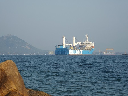 Phía trong buồng chứa của Rolldock, Kilo Hải Phòng đang đón ánh bình minh Cam Ranh.