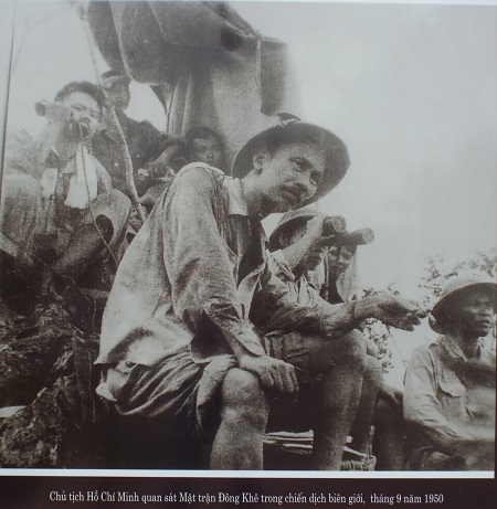 Chủ tịch Hồ Chí Minh trong chiến dịch Biên Giới, năm 1950.