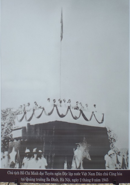 Chủ tịch Hồ Chí Minh đọc Tuyên ngôn Độc lập khai sinh ra nước Việt Nam Dân chủ Cộng hòa, năm 1945.